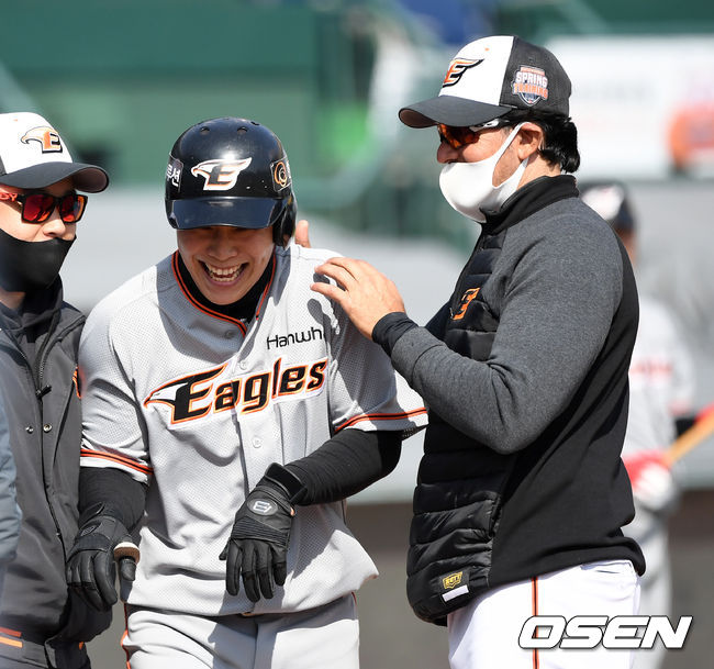 한화 수베로 감독이 김민하(왼쪽)를 격려하고 있다. /sunday@osen.co.kr
