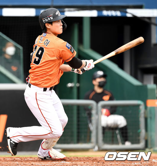 2회말 1사 만루 상황 한화 김민하가 달아나는 1타점 적시타를 날리고 있다. / dreamer@osen.co.kr