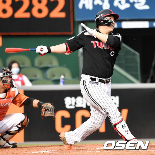 6회초 1사 주자없는 상황 LG 김현수가 오른쪽 펜스 직격 2루타를 날리고 있다. / dreamer@osen.co.kr