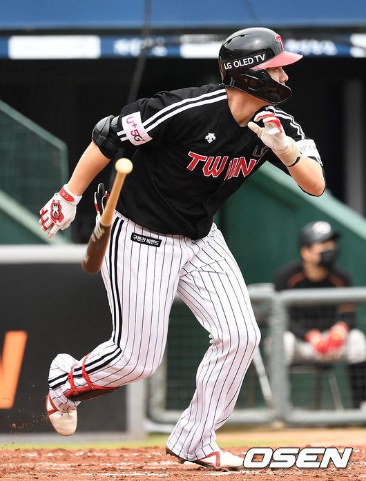 2회초 1사 만루 상황 LG 홍창기가 추격의 2타점 적시타를 날리고 있다. / dreamer@osen.co.kr