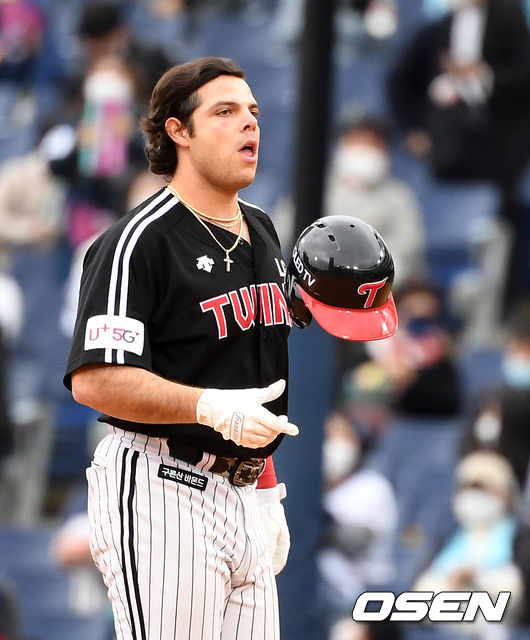 4회초 2사 만루에서 LG 라모스가 좌익수 플라이로 물러나며 아쉬워하고 있다. /jpnews@osen.co.kr