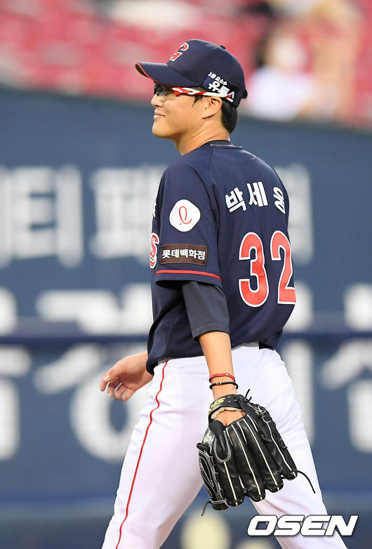 1회말을 마친 롯데 선발 박세웅이 미소지으며 덕아웃으로 향하고 있다./ rumi@osen.co.kr