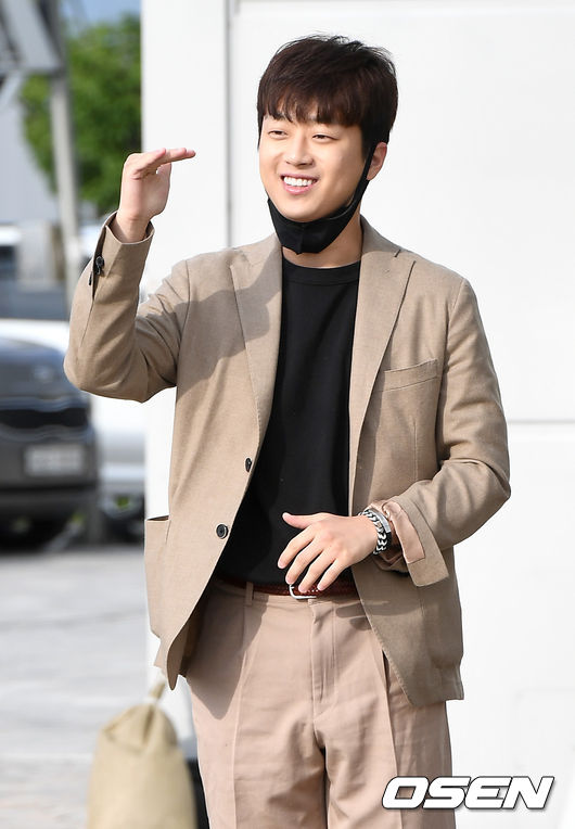 가수 이찬원이 출근하며 팬들에게 인사하고 있다. / dreamer@osen.co.kr