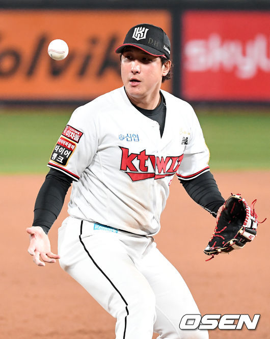 5회초 무사 1루에서 KT 황재균이 LG 이천웅의 3루땅볼에 실책을 범하고 있다. /jpnews@osen.co.kr