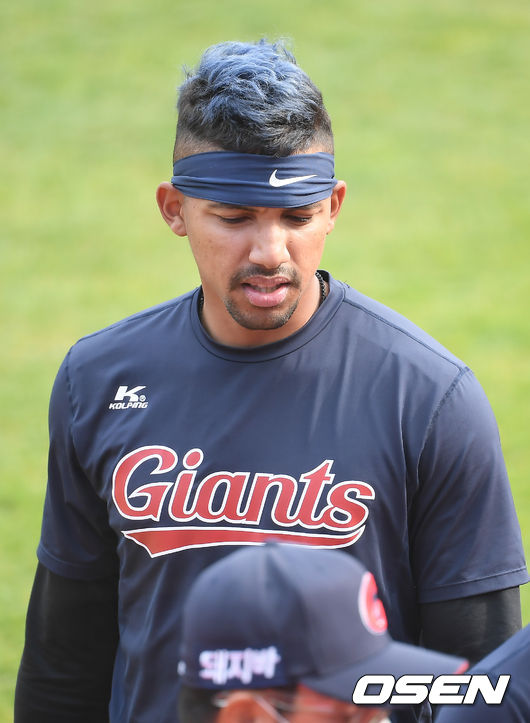 경기 앞서 파랗게 염색한 마차도가 훈련을 하고 있다./ soul1014@osen.co.kr