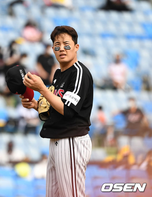 2회말 1사 만루 상황 LG 임찬규가 한화 노시환에게 밀어내기 볼넷을 허용한 뒤 아쉬워하고 있다. / dreamer@osen.co.kr