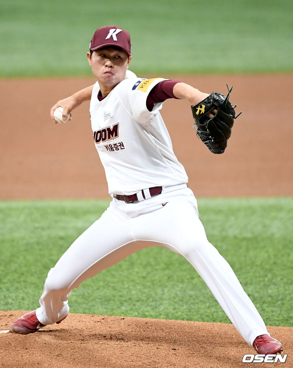 25일 오후 서울 고척스카이돔에서 '2021 신한은행 SOL KBO리그' 키움 히어로즈와 SSG 랜더스의 경기가 열린다.1회초 키움 선발 김정인이 마운드에 올라 힘차게 공을 뿌리고 있다./ksl0919@osen.co.kr
