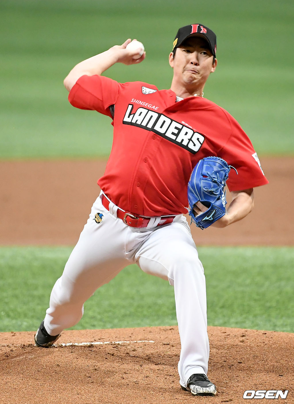 25일 오후 서울 고척스카이돔에서 '2021 신한은행 SOL KBO리그' 키움 히어로즈와 SSG 랜더스의 경기가 열린다.1회말 SSG 선발 문승원이 마운드에 올라 힘차게 공을 뿌리고 있다./ksl0919@osen.co.kr