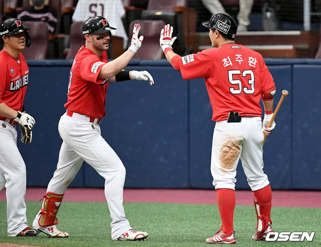 25일 오후 서울 고척스카이돔에서 '2021 신한은행 SOL KBO리그' 키움 히어로즈와 SSG 랜더스의 경기가 열렸다.6회초 무사 1루 SSG 로맥이 역전 2점 홈런을 날린 뒤 홈에서 최주환과 하이파이브를 하고 있다./ksl0919@osen.co.kr