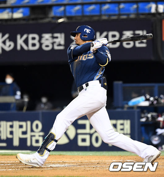 23일 오후 서울 잠실야구장에서 ’2021 신한은행 SOL KBO 리그' 두산 베어스와 NC 다이노스의 경기가 열렸다.4회초 2사 1루에서 NC 알테어가 중전 안타를 치고 있다. /sunday@osen.co.kr