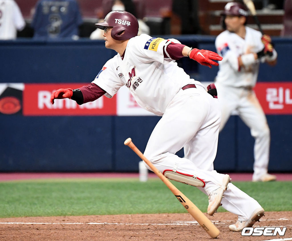 25일 오후 서울 고척스카이돔에서 '2021 신한은행 SOL KBO리그' 키움 히어로즈와 SSG 랜더스의 경기가 열렸다.8회말 2사 1, 2루 키움 이지영이 역전 1타점 적타를 날리고 있다./ksl0919@osen.co.kr