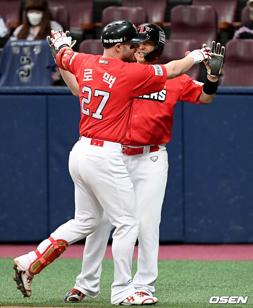 25일 오후 서울 고척스카이돔에서 '2021 신한은행 SOL KBO리그' 키움 히어로즈와 SSG 랜더스의 경기가 열렸다.6회초 무사 1루 SSG 로맥이 역전 2점 홈런을 날린 뒤 홈에서 최정과 하이파이브를 하고 있다./ksl0919@osen.co.kr