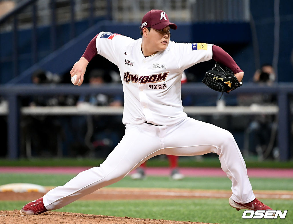 키움 히어로즈가 극적인 역전승으로 시리즈 스윕패 위기를 모면했다.키움은 25일 서울 고척스카이돔에서 열린 ‘2021 신한은행 SOL KBO리그’ SSG 랜더스와의 홈경기에서 4-3으로 승리했다. 홈 3연전 스윕패 위기에 빠졌던 키움은 극적으로 2연패를 끊었다.  9회초 키움 조상우가 마운드에 올라 힘차게 공을 뿌리고 있다./ksl0919@osen.co.kr