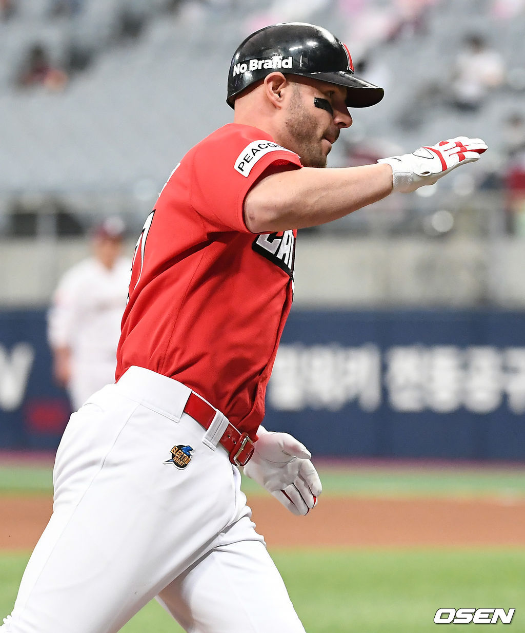 25일 오후 서울 고척스카이돔에서 '2021 신한은행 SOL KBO리그' 키움 히어로즈와 SSG 랜더스의 경기가 열렸다.6회초 무사 1루 SSG 로맥이 역전 2점 홈런을 날린 뒤 그라운드를 돌며 세레모니를 하고 있다./ksl0919@osen.co.kr