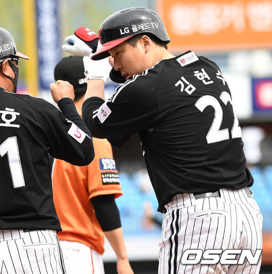 2회초 2사 1루 상황 LG 김현수가 안타를 날리고 1루에 안착해 김호 코치와 인사를 나누며 세리머니를 하고 있다. / dreamer@osen.co.kr
