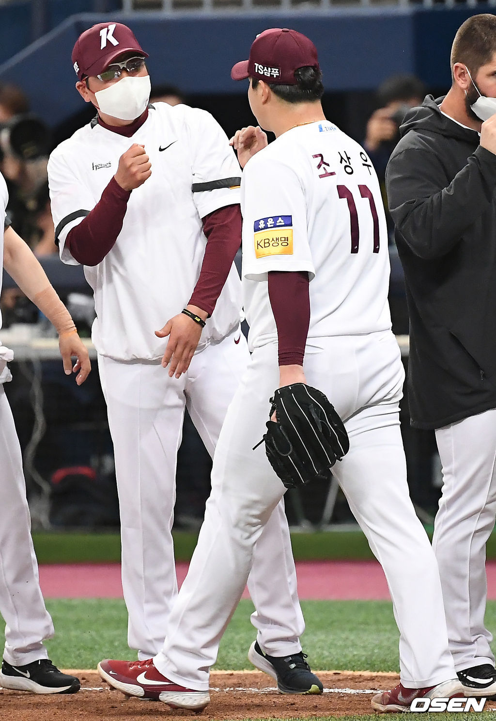 키움 히어로즈가 극적인 역전승으로 시리즈 스윕패 위기를 모면했다.키움은 25일 서울 고척스카이돔에서 열린 ‘2021 신한은행 SOL KBO리그’ SSG 랜더스와의 홈경기에서 4-3으로 승리했다. 홈 3연전 스윕패 위기에 빠졌던 키움은 극적으로 2연패를 끊었다.  경기 종료 후 키움 홍원기 감독과 조상우가 기쁨을 나누고 있다./ksl0919@osen.co.kr