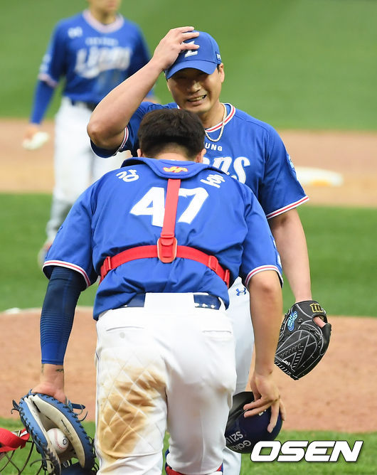 25일 광주 KIA전 9회말 2사 2루 삼성 오승환이 터커를 헛스윙 삼진아웃 잡으며 KBO 최초 통산 300세이브를 달성한뒤 강민호의 축하 인사를 받고 있다. / soul1014@osen.co.kr