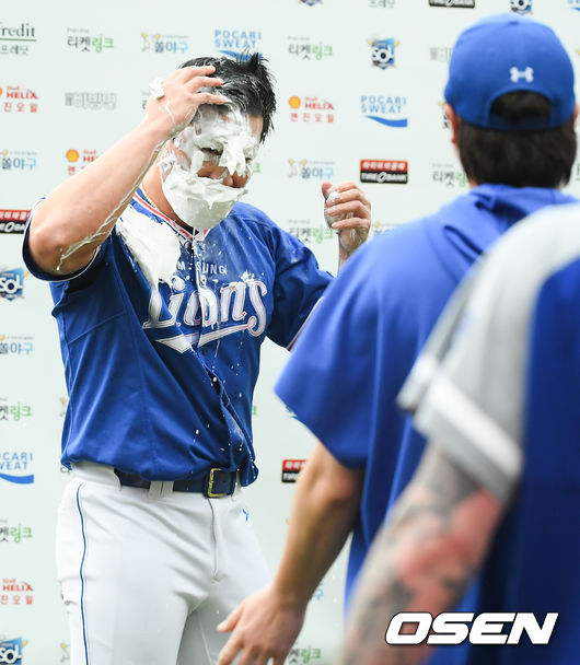 경기종료 후 KBO 통산 300세이브 달성환 오승환이 동료들에게 축하 생크림 테러를 당하고 있다. / soul1014@osen.co.kr