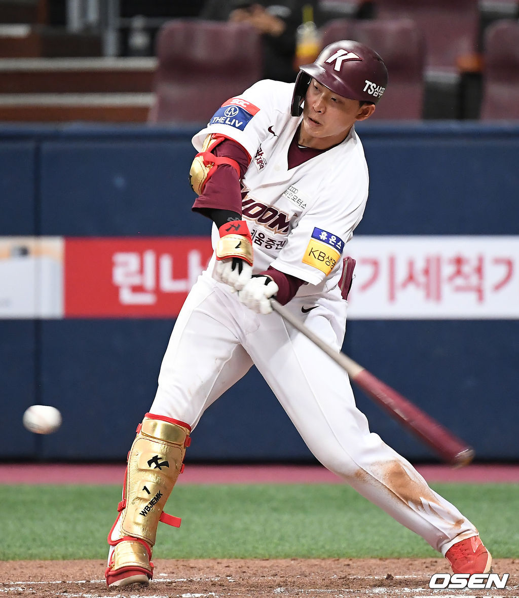 25일 오후 서울 고척스카이돔에서 '2021 신한은행 SOL KBO리그' 키움 히어로즈와 SSG 랜더스의 경기가 열렸다.4회말 2사 1루 키움 김웅빈이 선취 1타점 적시 2루타를 날리고 있다./ksl0919@osen.co.kr