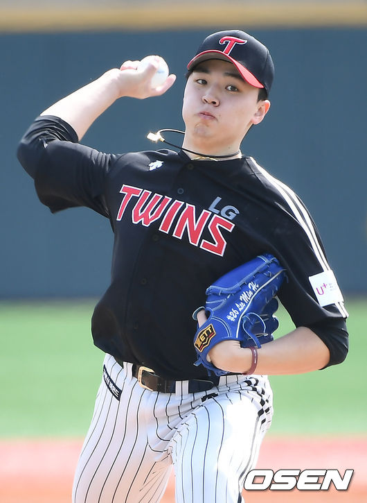 LG 이민호가 역투하고 있다. /youngrae@osen.co.kr