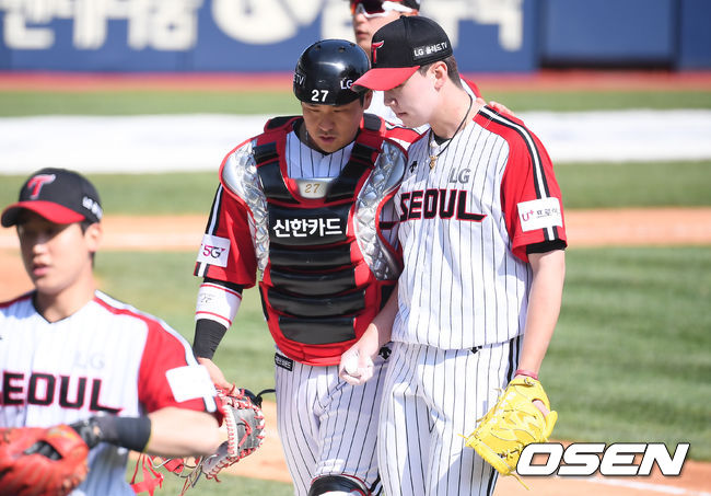 LG 유강남 포수가 이민호 선발투수와 이야기를 나누며 더그아웃으로 들어가고 있다. / soul1014@osen.co.kr