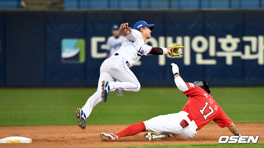 SSG 추신수가 2루 도루에 성공하고 있다. / dreamer@osen.co.kr