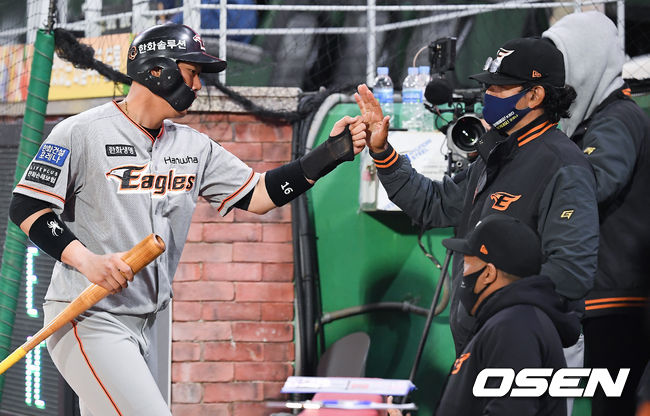 하주석이 수베로 감독과 하이파이브를 하고 있다. / soul1014@osen.co.kr