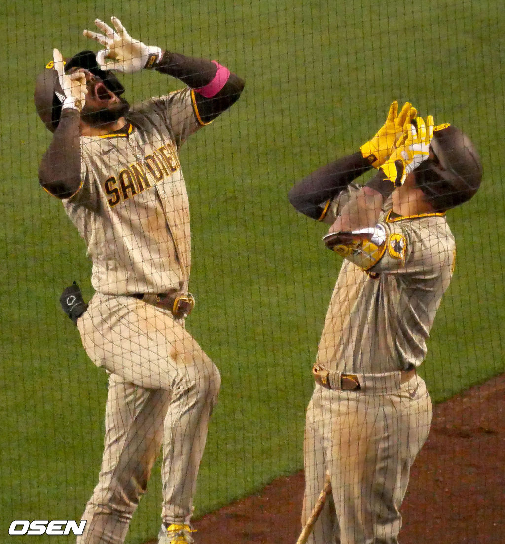 [OSEN=LA, 이사부 통신원] 지난 24일 LA 다저스와의 원정 2차전에서 멀티홈런의 시작을 알리는 시즌 3호 홈런을 날린 뒤 매니 마치도와 함께 세리머니를 펼치고 있는 페르난도 타티스 주니어(왼쪽). /lsboo@osen.co.kr 
