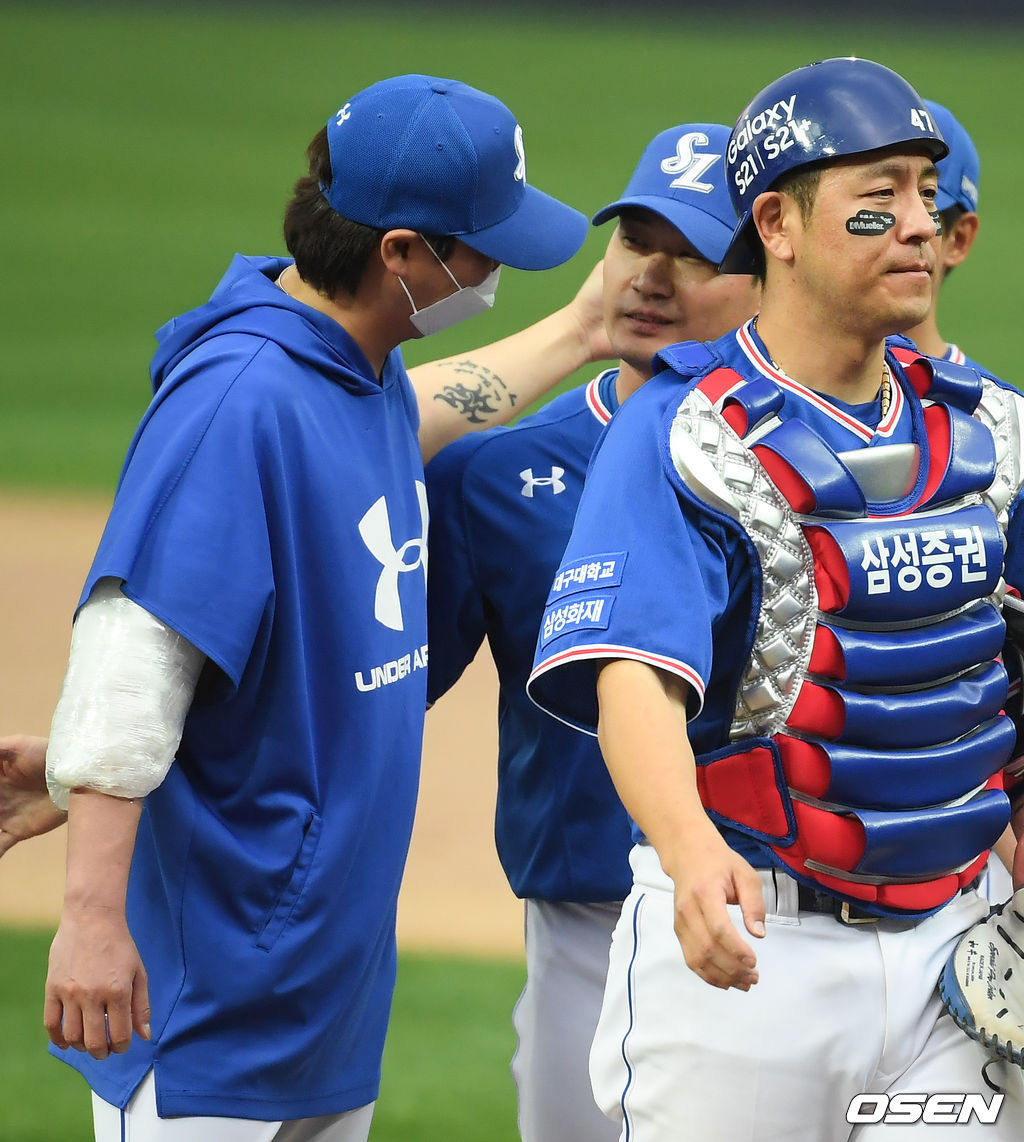 경기종료 후 KBO 최초 통산 300세이브 달성한 삼성 오승환이 우규민의 축하를 받고 있다.  / soul1014@osen.co.kr