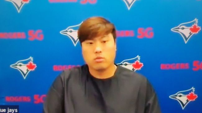 [사진] 토론토의 류현진이 26일(한국시간) 탬파베이와의 경기를 마친 뒤 화상 인터뷰를 하고 있다. <토론토 블루제이스 제공 동영상 캡처>