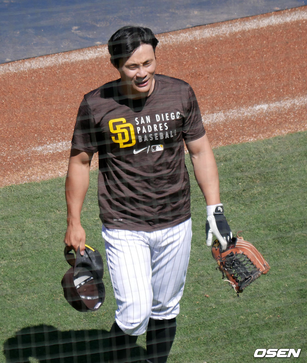 [OSEN=샌디에이고, 이사부 통신원] 경기 전 훈련을 마치고 덕아웃으로 들어오는 샌디에이고의 김하성. /lsboo@osen.co.kr