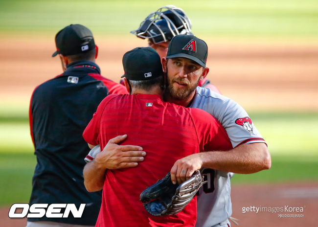 [사진] 애리조나의 매디슨 범가너가 26일(한국시간) 애틀랜타와의 원정 더블헤더 2차전에서 노히트노런을 달성한 뒤 동료들의 축하를 받고 있다. ⓒGettyimages(무단전재 및 재배포 금지)