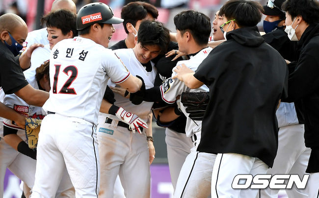 9회말 2사 만루 상황 KT 김병희가 끝내기 안타를 날리고 동료들과 기뻐하고 있다. / dreamer@osen.co.kr