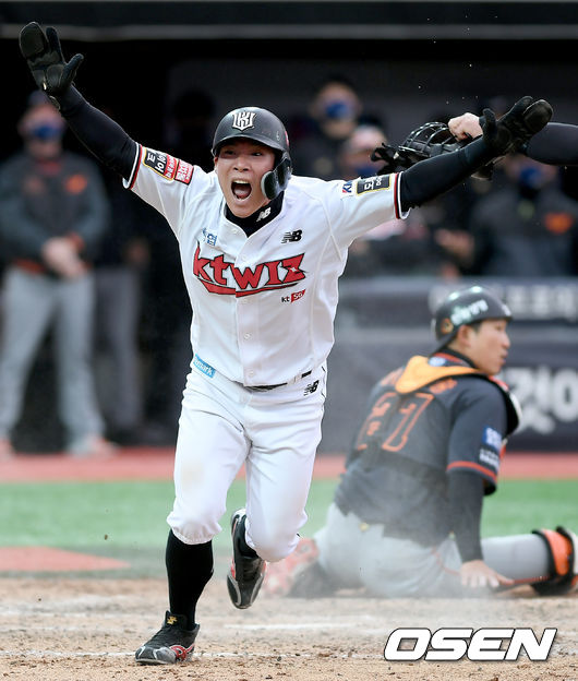 KT가 짜릿한 끝내기 승리로 한화를 꺾고 개막 승리를 신고했다. KT는 4일 수원케이티위즈파크에서 열린 2021 신한은행 SOL KBO리그 한화와의 시즌 개막전을 3-2 끝내기 승리로 장식했다. 9회말 배정대가 끝내기 안타의 주인공이 됐다. 지난해 한 시즌 최다 타이 4개의 끝내기를 기록한 배정대는 올 시즌 첫 경기부터 끝내기로 해결사 면모를 과시했다. 9회말 2사 1, 2루 KT 배정대의 끝내기 1타점 적시타 때 2루 주자 송민섭이 홈을 밟은 뒤 환호하고 있다./ksl0919@osen.co.kr