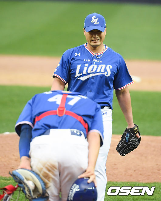경기종료 후 KBO 최초 300 세이브 달성 오승환이 강민호의 인사를 받고 있다.  / soul1014@osen.co.kr