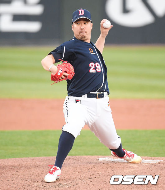 21일 오후 부산사직구장에서 '2021 신한은행 SOL KBO 리그' 롯데 자이언츠와 두산 베어스의 경기가 진행됐다.1회말 두산 선발투수 유희관이 역투하고 있다. / soul1014@osen.co.kr