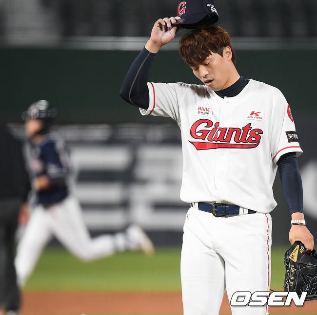 21일 오후 부산사직구장에서 '2021 신한은행 SOL KBO 리그' 롯데 자이언츠와 두산 베어스의 경기가 진행됐다.8회초 2사 1,2루 두산 박계범에게 3점 홈런을 허용한 롯데 구승민 투수가 아쉬워하고 있다. / soul1014@osen.co.kr