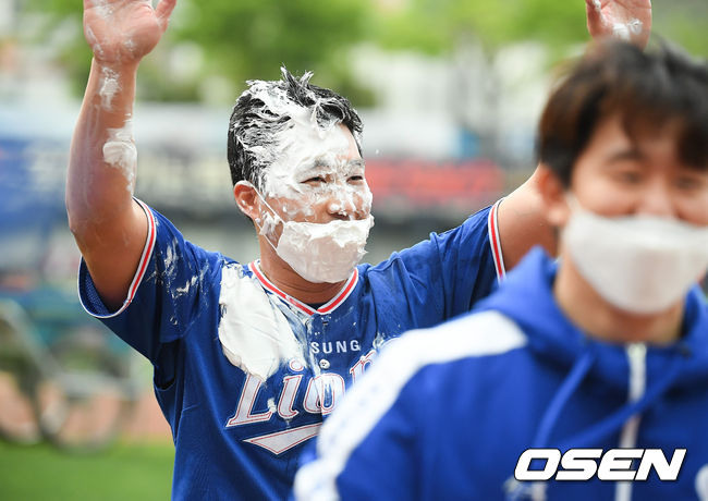 KBO 통산 300세이브 거둔 오승환이 동료들에게 생크림 축하 테러를 받은뒤 팬들에게 인사를 하고 있다. / soul1014@osen.co.kr