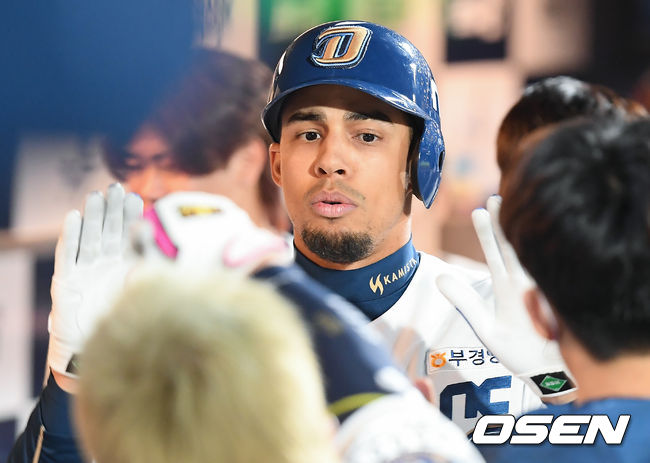 20일 오후 창원NC파크에서 '2021 신한은행 SOL KBO 리그' NC 다이노스와 KT 위즈의 경기가 진행됐다.8회말 1사 NC 알테어가 솔로홈런을 날리고 동료들의 축하를 받고 있다. /  soul1014@osen.co.kr