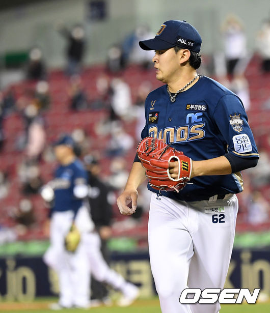 23일 오후 서울 잠실야구장에서 ’2021 신한은행 SOL KBO 리그' 두산 베어스와 NC 다이노스의 경기가 열렸다.3회말 1사 1루에서 두산 양석환에게 좌중간 안타를 허용한 NC 송명기가 수비 커버를 들어가고 있다. /sunday@osen.co.kr