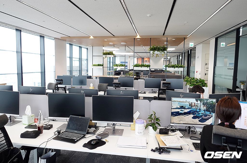 포르쉐코리아의 새 사무실. 지정석이 없이 앉고 싶은 자리에서 업무를 볼 수 있게 했다. 