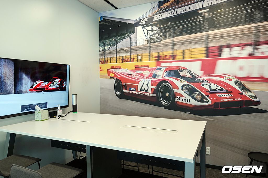 포르쉐코리아의 새 사무실. 회의실도 스포츠카 기업의 특성을 잘 살려 구성했다. 