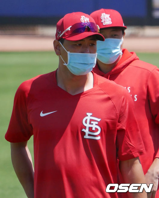 [OSEN=주피터(미 플로리다주), 이사부 통신원] 24일(한국시간) 세인트루이스 카디널스와 워싱턴 내셔널즈의 시범경기가 미국 플로리다주 주피터의 세인트루이스 스프링 캠프인 로저 딘 스타디움에서 열렸다.김광현은 이날 출전선수 명단에 없었지만 팀의 기둥이나 다름없는 애덤 웨인라이트가 선발 등판하는 날이어서 훈련을 마친 뒤 경기를 지켜봤다. 김광현뿐 아니라 캠프에 있는 거의 모든 선수가 모두 스타디움으로 나와 웨인라이트가 마운드에서 내려온 6회까지 자리를 지켰다.이 날 경기에서 세인트루이스는 워싱턴과 5-5로 비겼다. 세인트루이스는 2-5로 뒤져 패색이 짙던 9회 말 오스틴 딘의 투런 홈런과 호세 론든의 적시타로 패배에서 벗어났다. 세인트루이스 홈 개막전 선발로 확정된 애덤 웨인라이트는 이날 6이닝 동인 2피안타(1피홈런) 1실점 7탈삼진 1볼넷을 기록했다. 시범경기 평균자책점도 1.83으로 끌어내렸다. 경기 전 세인트루이스 김광현이 덕아웃으로 입장하고 있다./lsboo@osen.co.kr