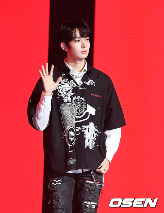 엔하이픈 희승이 포토타임을 하고 있다. /jpnews@osen.co.kr