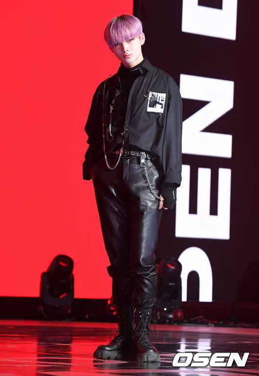 엔하이픈 니키가 포토타임을 하고 있다. /jpnews@osen.co.kr