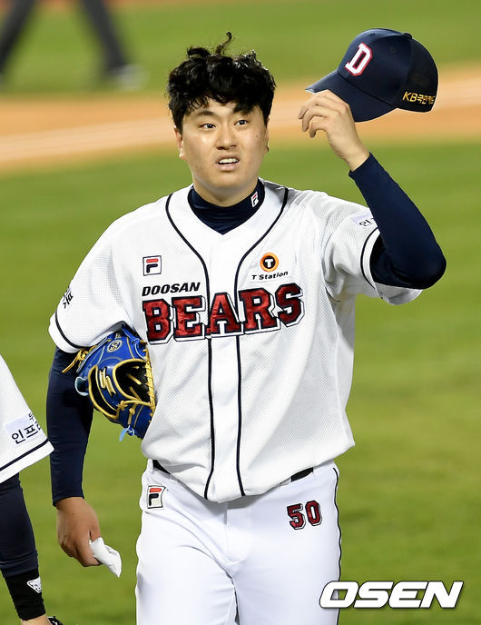 8일 오후 서울 잠실야구장에서 ‘2021 신한은행 SOL KBO 리그’ 두산 베어스와 삼성 라이온즈의 경기가 열렸다.4회초 종료 후 두산 선발 이영하가 더그아웃으로 이동하고 있다./ksl0919@osen.co.kr