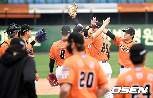승리한 한화 선수들이 하이파이브를 나누고 있다. / dreamer@osen.co.kr