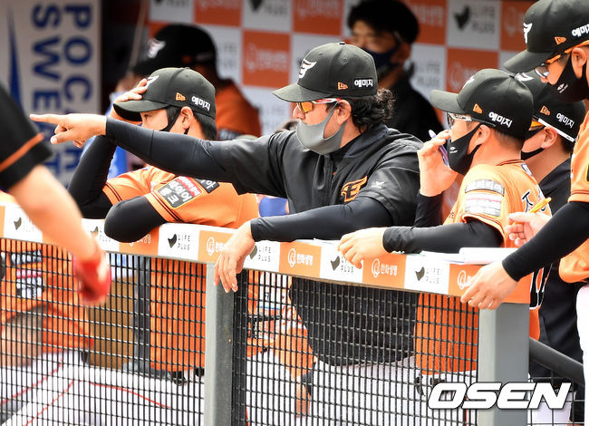 1회초 수비 때 한화 수베로 감독과 조성환 코치가 대화를 나누고 있다. / dreamer@osen.co.kr