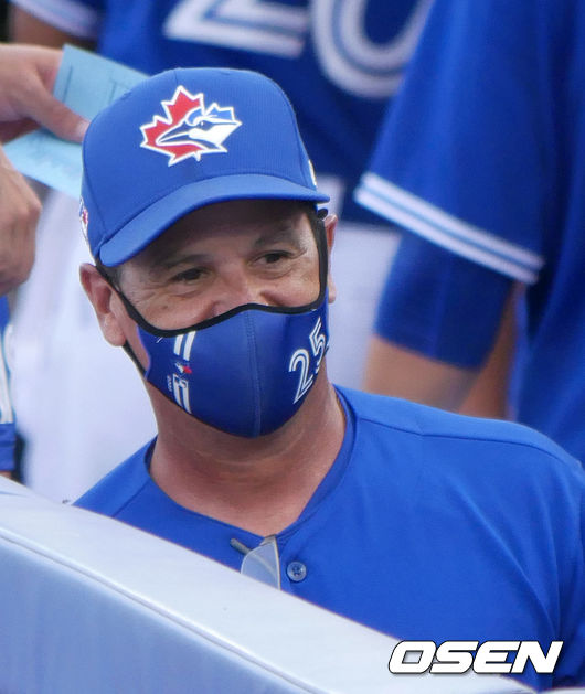 [OSEN=더니든(미 플로리다주), 이사부 통신원] 토론토 찰리 몬토요 감독이 그라운드를 바라보고 있다. / lsboo@osen.co.kr