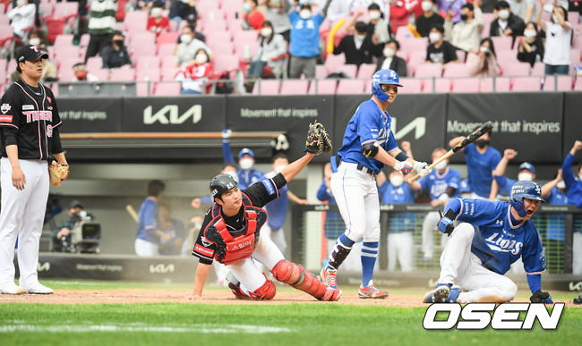9회초 2사 만루 박해민의 만루 폭투때 3루 주자 구자욱이 역전 득점 성공하고 있다. / soul1014@osen.co.kr